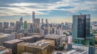 Otelleri, dükkanları ve ulaşımı olan canlı bir bölge, Hong Kong.