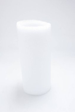 Hafif beyaz köpükten yapılmış silindirik bir rulo. 