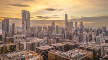 Otelleri, dükkanları ve ulaşımı olan canlı bir bölge, Hong Kong.