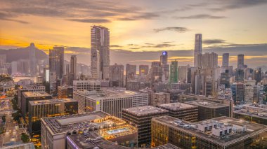 Otelleri, dükkanları ve ulaşımı olan canlı bir bölge, Hong Kong.