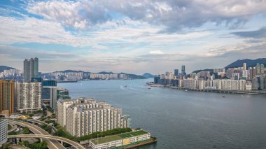 Kowloon, Hong Kong 'da ufuk çizgisi manzaralı liman girişi.