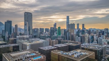 Otelleri, dükkanları ve ulaşımı olan canlı bir bölge, Hong Kong.