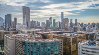 Otelleri, dükkanları ve ulaşımı olan canlı bir bölge, Hong Kong.