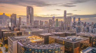 Otelleri, dükkanları ve ulaşımı olan canlı bir bölge, Hong Kong.