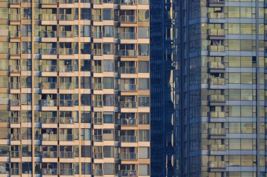 Yüksek katlı bir konut binasında tekrarlanan mimari kalıplar sergileniyor