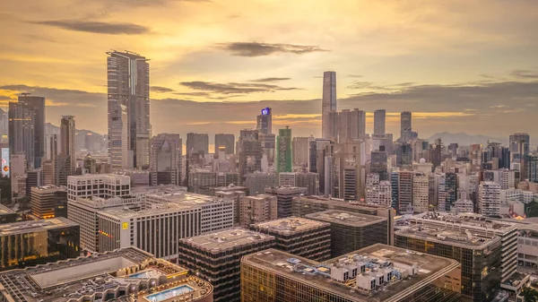 Otelleri, dükkanları ve ulaşımı olan canlı bir bölge, Hong Kong.