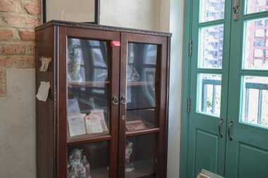 İçinde cam kapılar bulunan büyüleyici bir antika ahşap dolap.