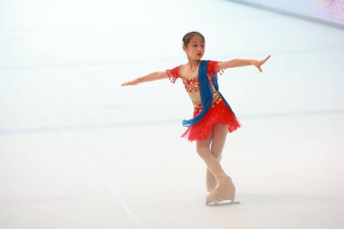 Paten Yapan ve Çarpan Genç Kız Parlak bir figür.