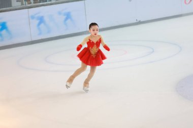 Zarif genç patenci, gösterinin ortasında, güzel bir figürü gösterirken yakalandı.