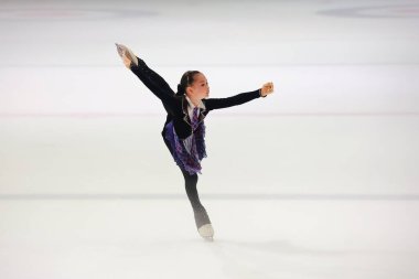 Paten Yapan ve Çarpan Genç Kız Parlak bir figür.