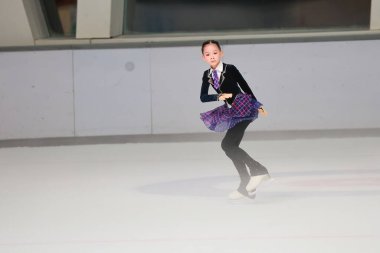 Genç kızın buz pateni gösterisi göz kamaştırıcı bir figür ve zarif bir infaz ile işaretlenmiştir.