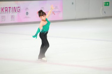 Genç Kız Artistik Patinaj, Zarif, Parlak Bir Hareket Gösteriyor