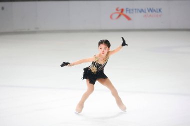 Bu zarif genç kız tarafından buzda sergilenen göz kamaştırıcı bir figür.