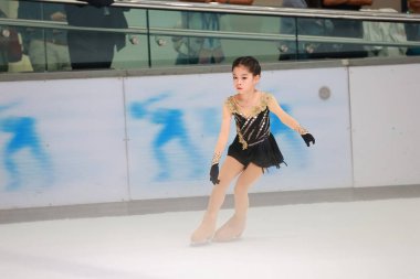 Zarif genç patenci, gösterinin ortasında, güzel bir figürü gösterirken yakalandı.