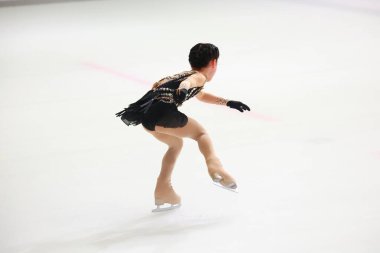 Genç kızın buz pateni gösterisi göz kamaştırıcı bir figür ve zarif bir infaz ile işaretlenmiştir.