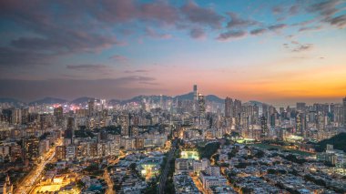 Yau Tsim Mong bölgesindeki hareketli şehir hayatı