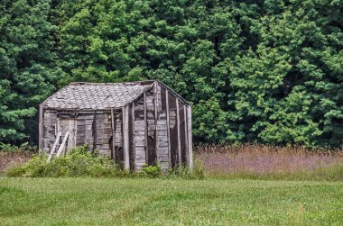 Kırsal alanda bir merdiven ile ihmal edilen ve terk edilmiş kabin