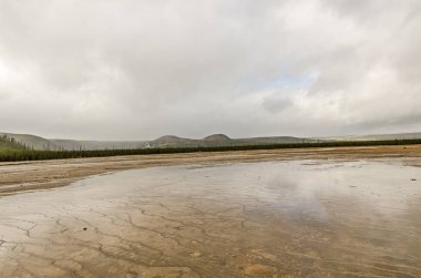 Mavi gökyüzü Midway şofben Havzası Su bulutlu, mükemmel bir günde Yellowstone'da yansıtan bir yama