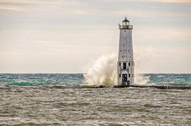 20 feet yüksek bir 2 katlı ek ekleme de dahil olmak üzere özgün deniz feneri için çeşitli değişiklikler yapıldı. Beyaz çelik kabuk Michigan Gölü ve onun fırtınalar ışık korumak için eklendi.