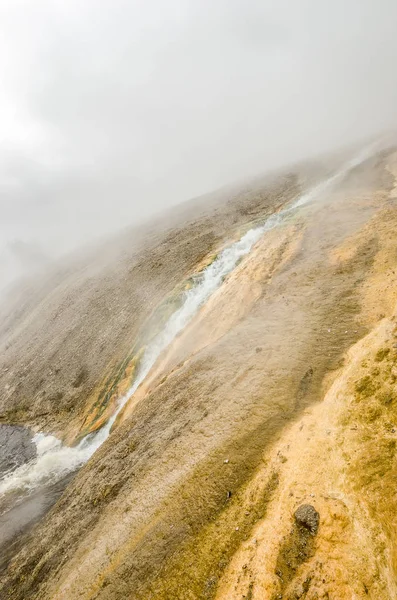 Escoamento Uma Fonte Termal Bacia Midway Geyser Flui Para Rio — Fotografia de Stock