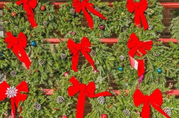 Χριστουγεννιάτικα Στεφάνια Φωτεινά Κόκκινα Τόξα Κουκουνάρια Στολίδια Και Μούρα — Φωτογραφία Αρχείου