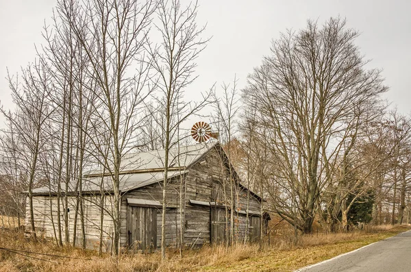 Große Holzscheune Und Windmühle Die Einer Straße Ländlichen Amerika Stehen — Stockfoto