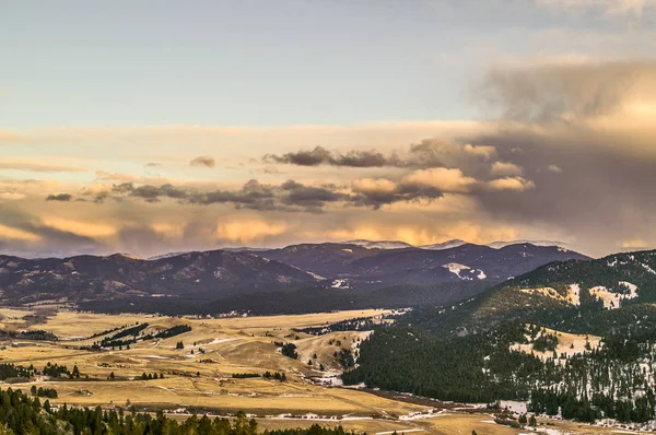 Puesta Sol Nocturna Que Parece Fuego Detrás Las Montañas Montana — Foto de Stock