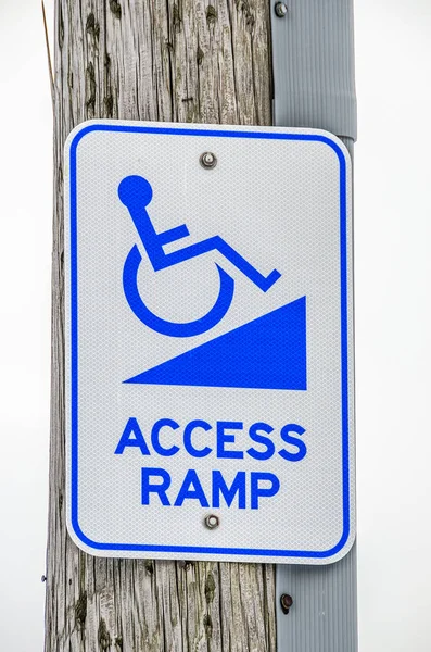 Сине Белый Знак Предупреждающий Людей Рядом Рампа Инвалидных Колясок — стоковое фото