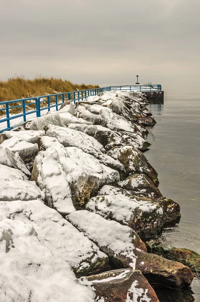 ホワイト川に沿って氷の覆われた岩 ミシガン湖の端に座っている Pierhead — ストック写真