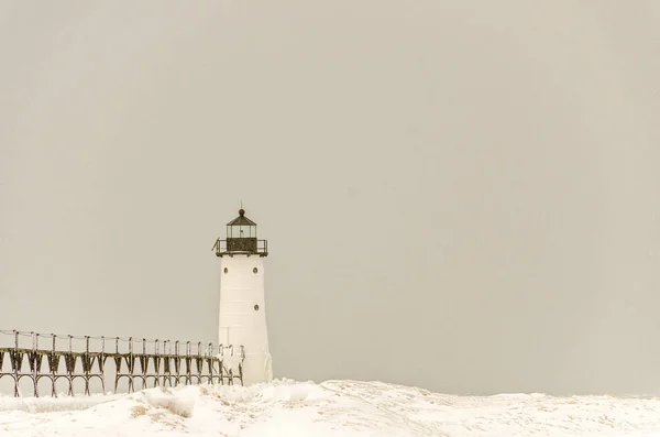 Nieve en Manistee Light — Foto de Stock