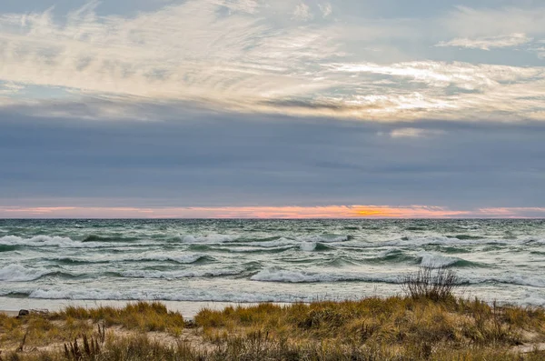 ミシガン湖のホワイトキャプスの美しい夕日 — ストック写真