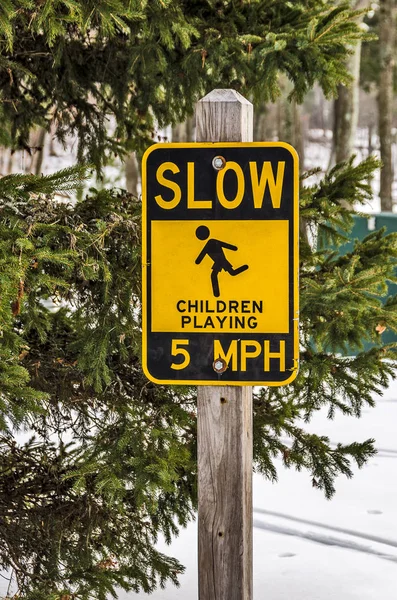 Kör långsamt och håll utkik efter barn som leker — Stockfoto