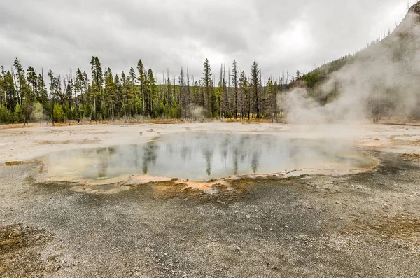 Vapor y reflexiones en Emerald Pool —  Fotos de Stock