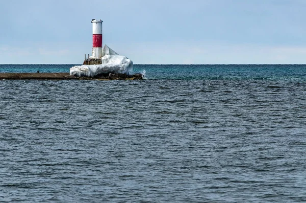 Ghiaccio appeso ad un faro nel lago Michigan — Foto Stock