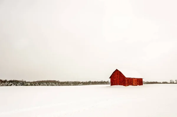 Granero rojo contra la nieve — Foto de Stock