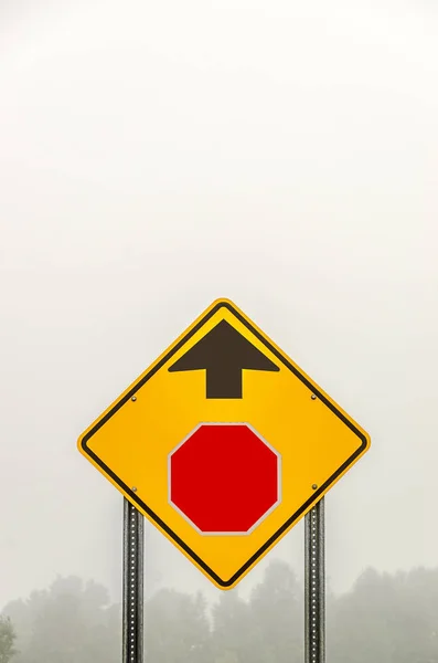 Symbole, die Autofahrer vor einem vorausfahrenden Stoppschild warnen — Stockfoto