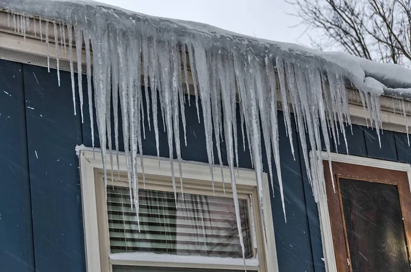 Grandes Icicles colgando de un techo —  Fotos de Stock