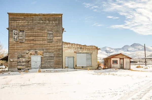 Neige fraîche sur les montagnes et en ville — Photo