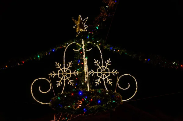 Χριστουγεννιάτικα φώτα τη νύχτα — Φωτογραφία Αρχείου