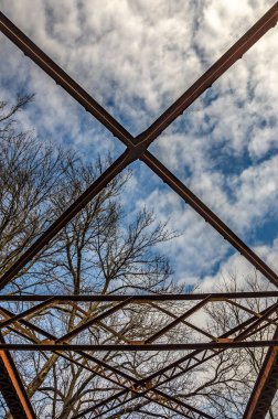 Bulutlu Mavi Gökyüzüne Karşı X Şekilli Köprü