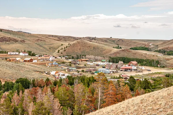 Hogar en las montañas donde el bosque ha sido devastado por los escarabajos — Foto de Stock