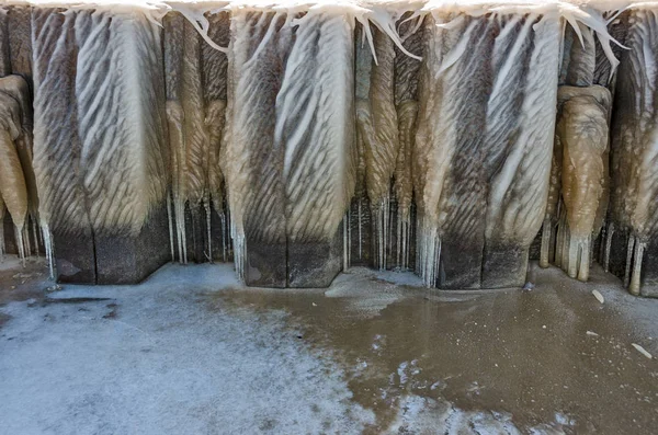 Озил, снег, лед и сосульки — стоковое фото