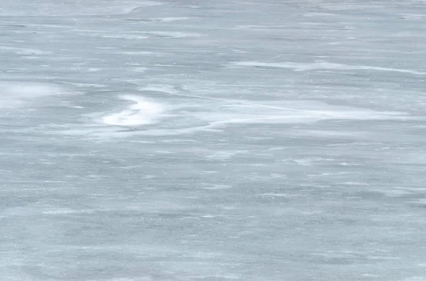 얼음 과 눈이 덮여 있는 매 니스 호수 — 스톡 사진