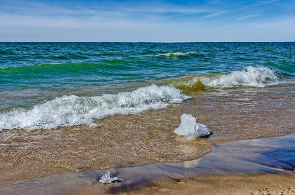 Κύματα κατευθύνονται προς μια παραλία — Φωτογραφία Αρχείου