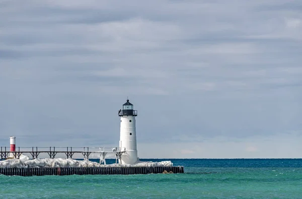 Farol e farol em Manistee, Michigan — Fotografia de Stock