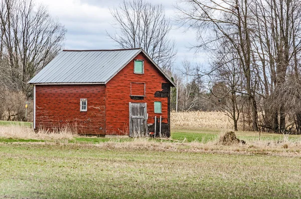 Iögonfallande röd byggnad — Stockfoto