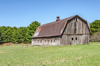 Paslı Metal Çatılı Yıpranmış Gri Ahır