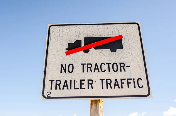 Нет знака движения трактора-трейлера — стоковое фото