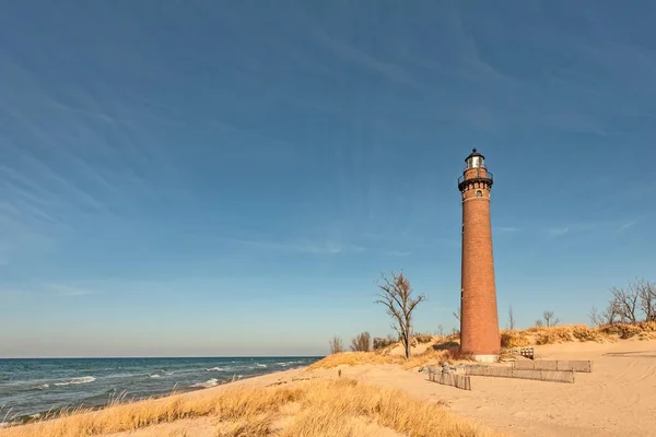 Leuchtturm in warmes Sonnenlicht getaucht — Stockfoto