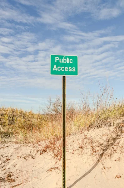 Знак "Зеленый и белый общественный доступ" — стоковое фото